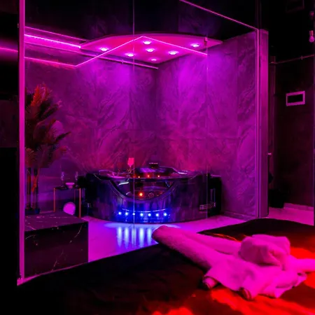 Apartment Secret Jacuzzl &